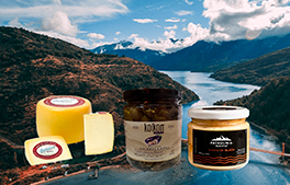 Aceitunas, salame y aji sobre madera
